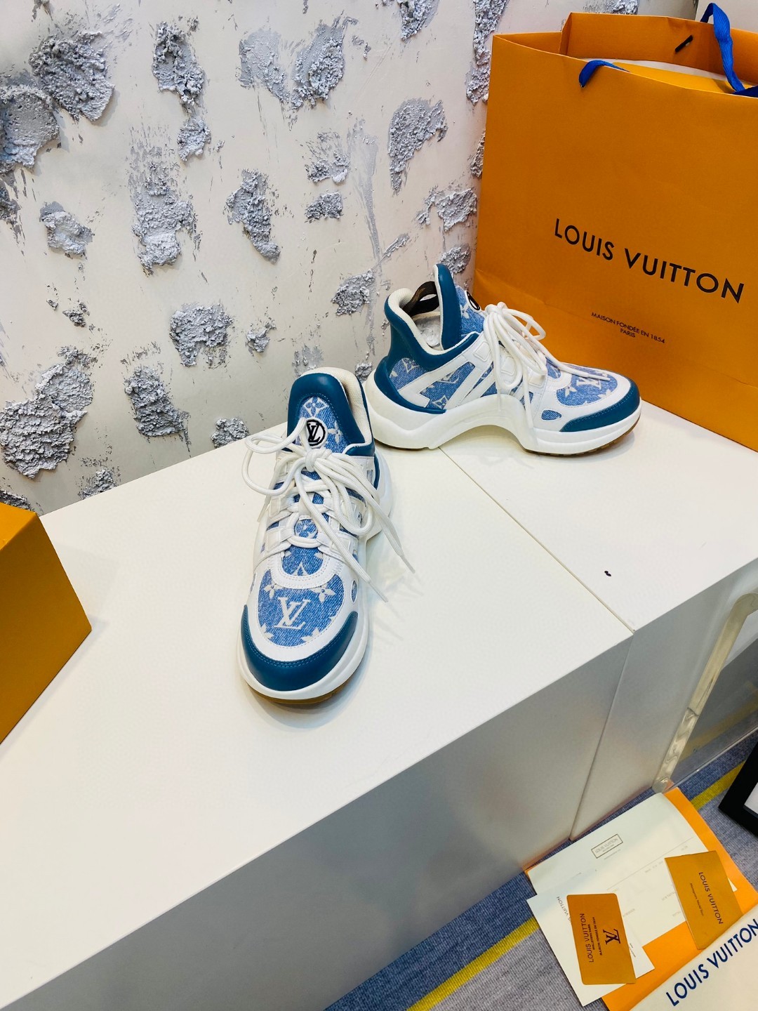 Louis Vuitton Cruise Archlight logo white blue