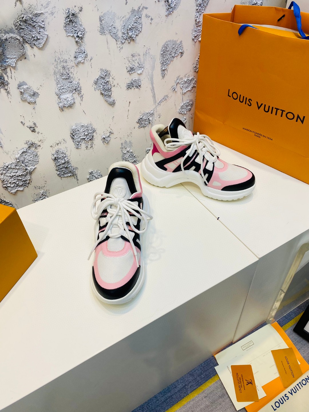 Louis Vuitton Cruise Archlight tie white black pink