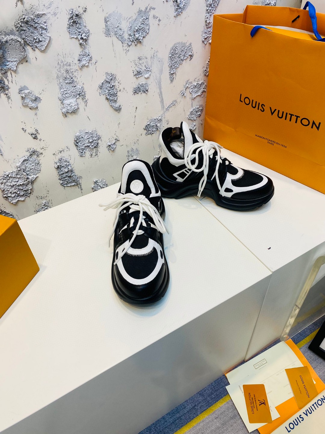 Louis Vuitton Cruise Archlight tie black white