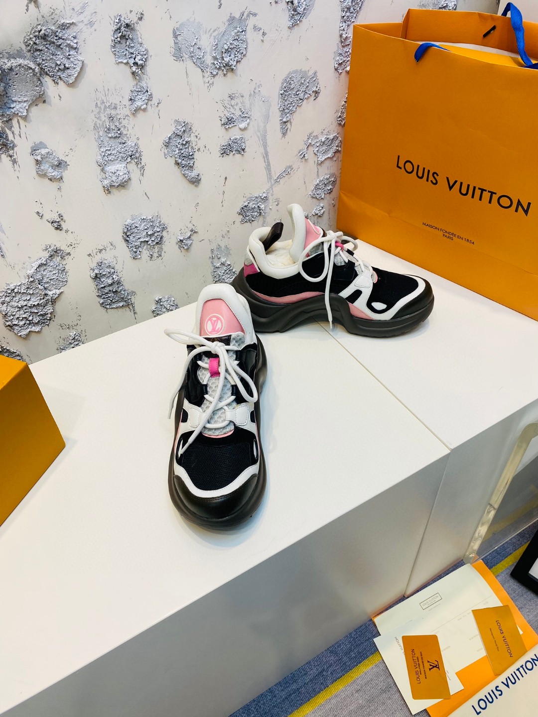 Louis Vuitton Cruise Archlight tie brown black pink