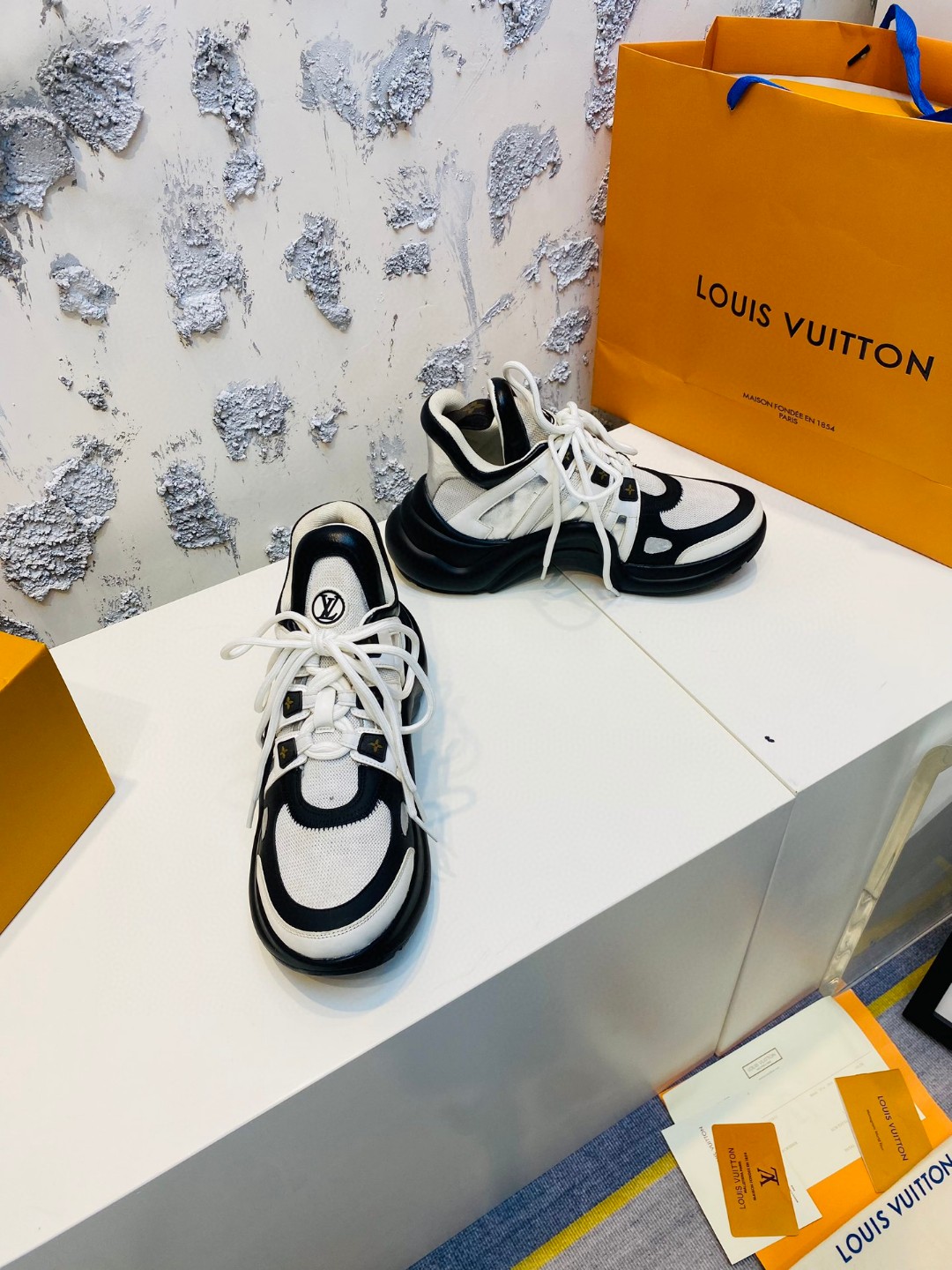 Louis Vuitton Cruise Archlight tie white black silvery