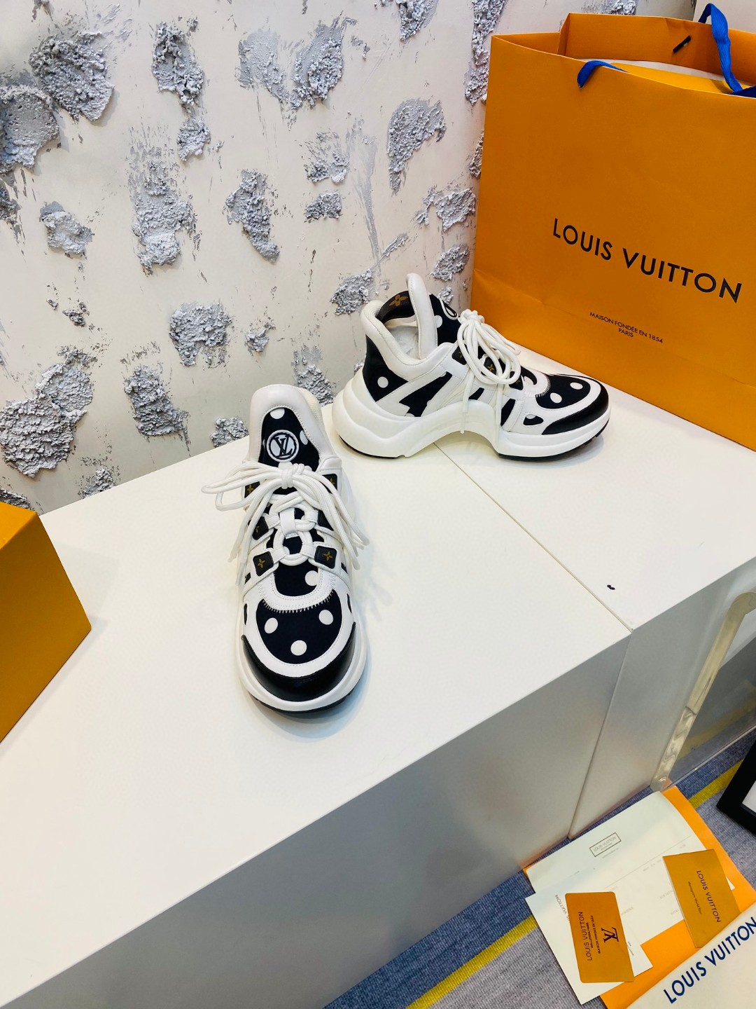 Louis Vuitton Cruise Archlight tie white black