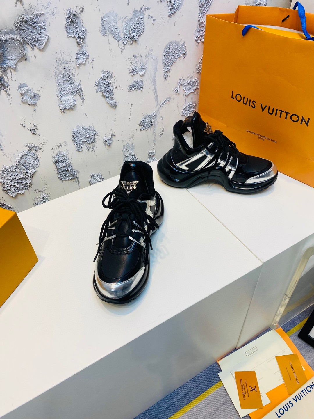 Louis Vuitton Cruise Archlight tie black silvery