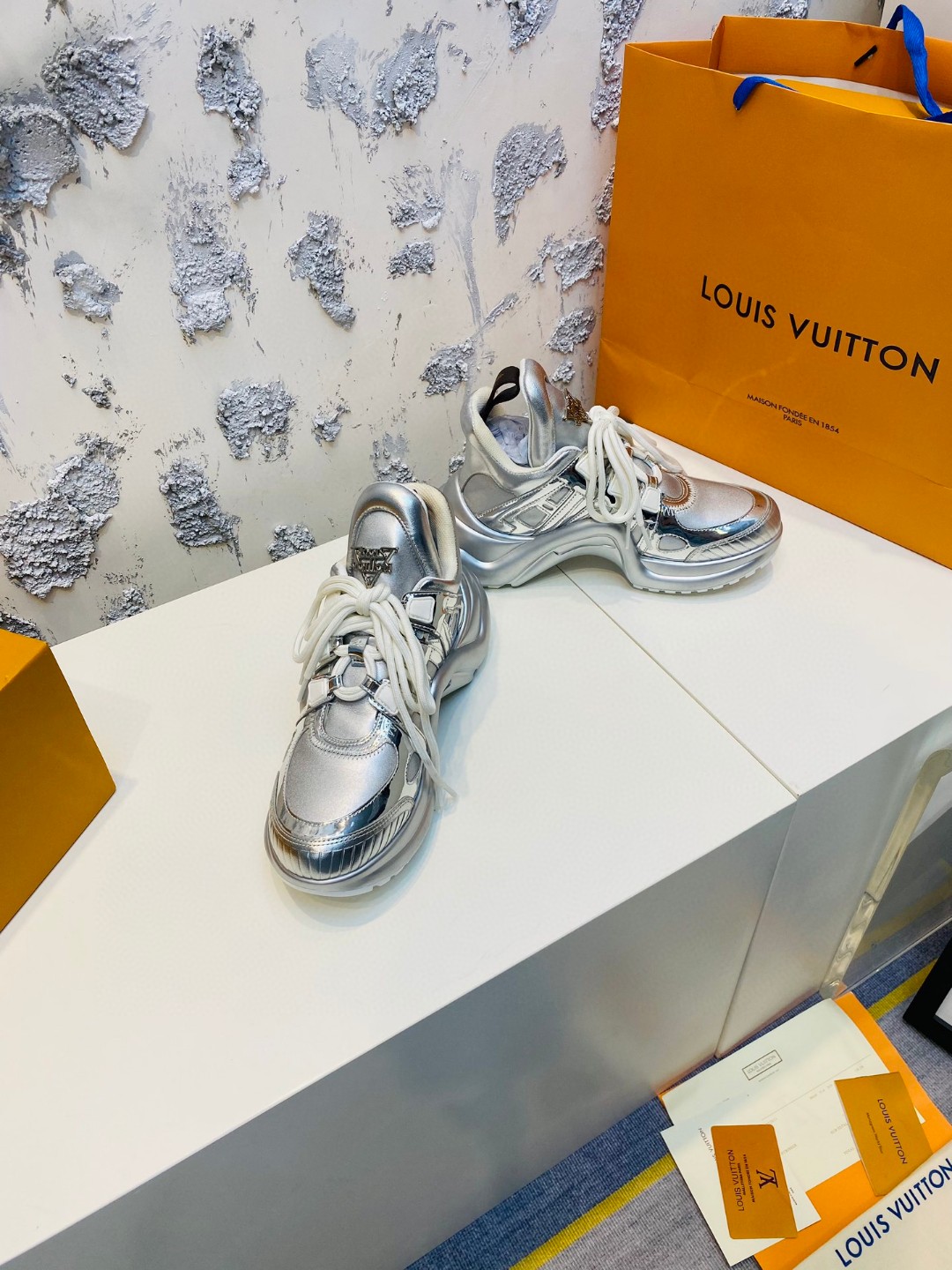 Louis Vuitton Cruise Archlight tie white silvery