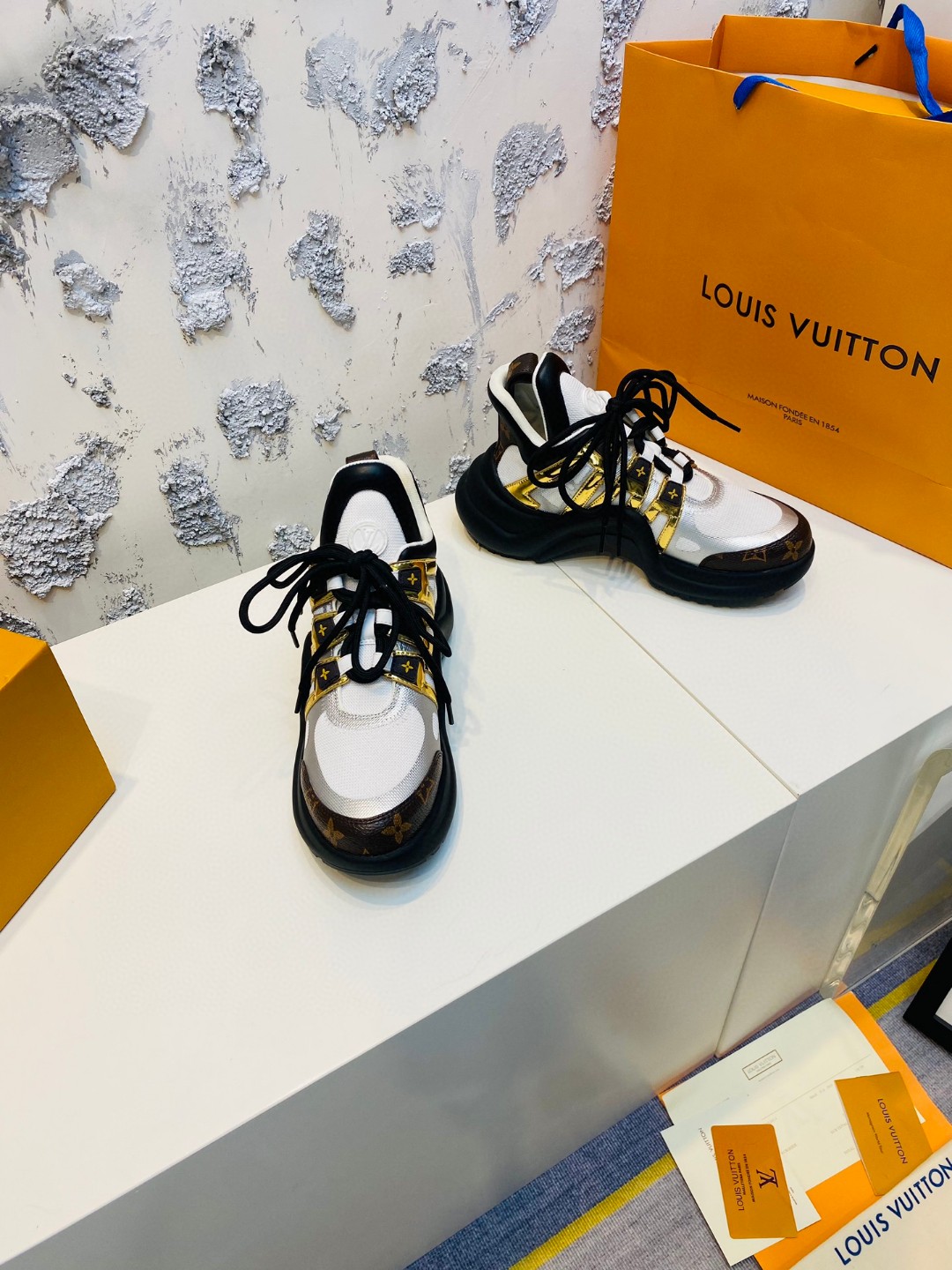 Louis Vuitton Cruise Archlight tie black white golden