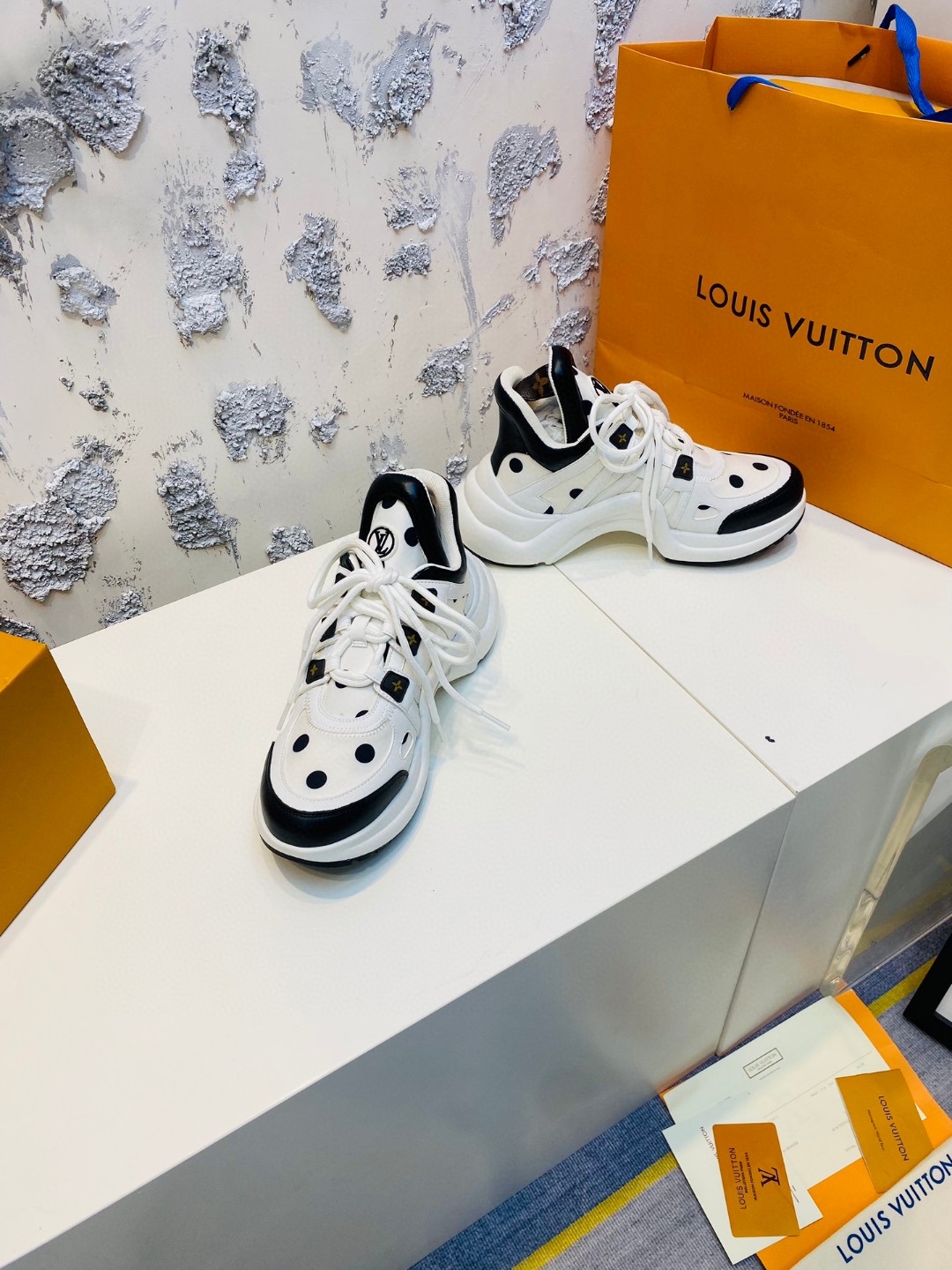 Louis Vuitton Cruise Archlight tie white black