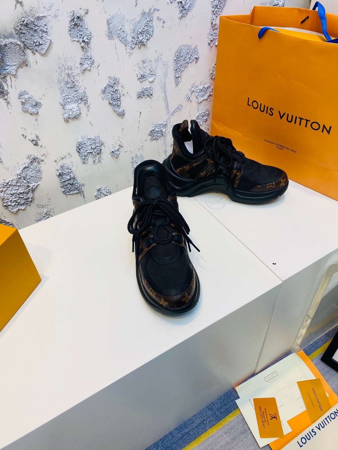 Louis Vuitton Cruise Archlight tie balck brown 