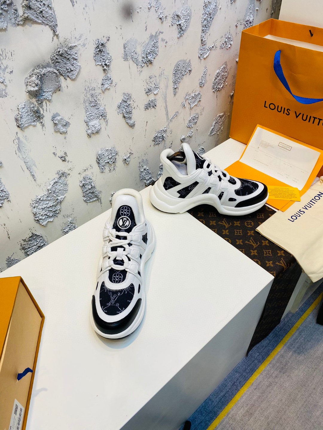 Louis Vuitton Cruise Archlight white black