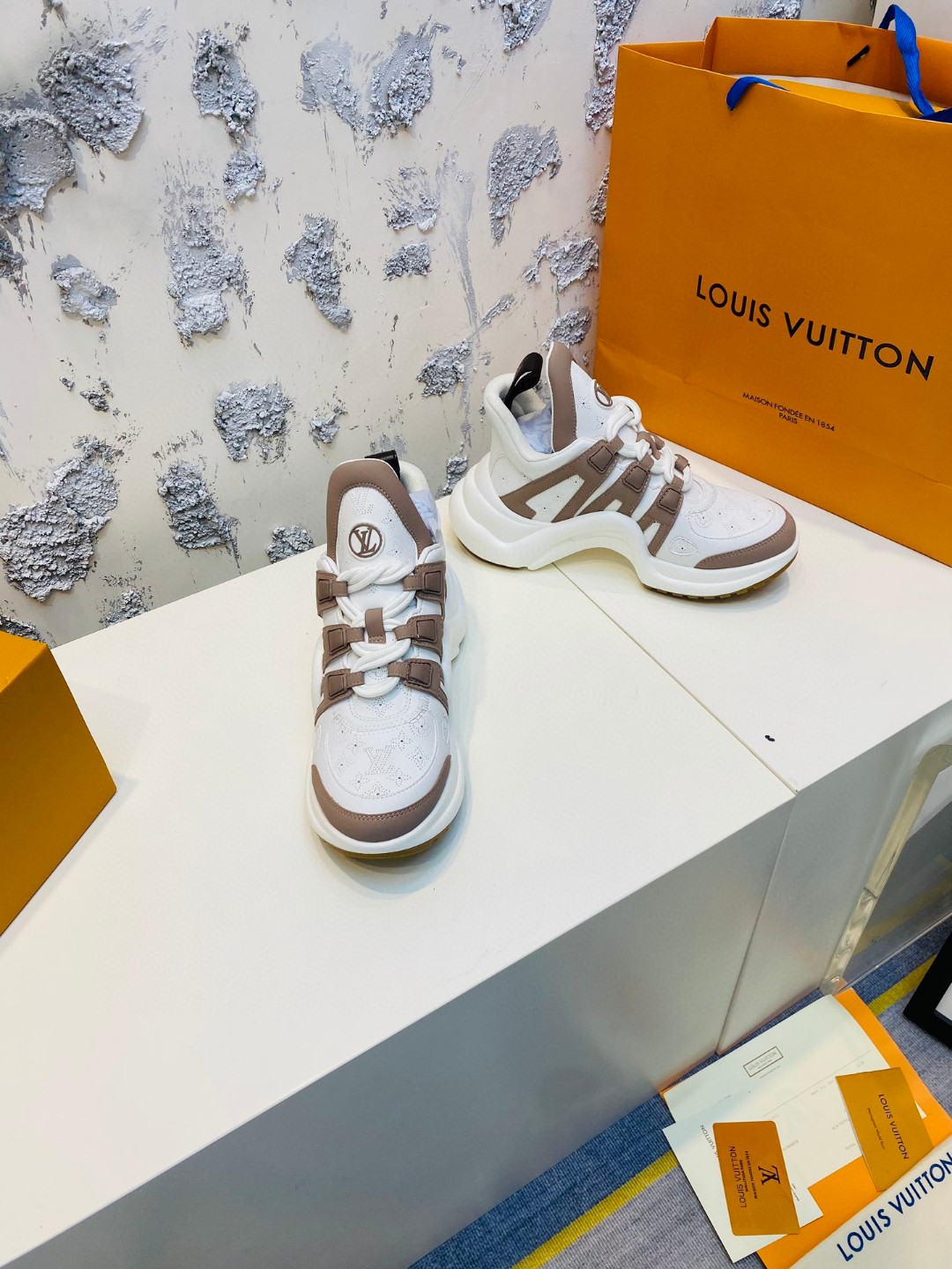 Louis Vuitton Cruise Archlight white brown