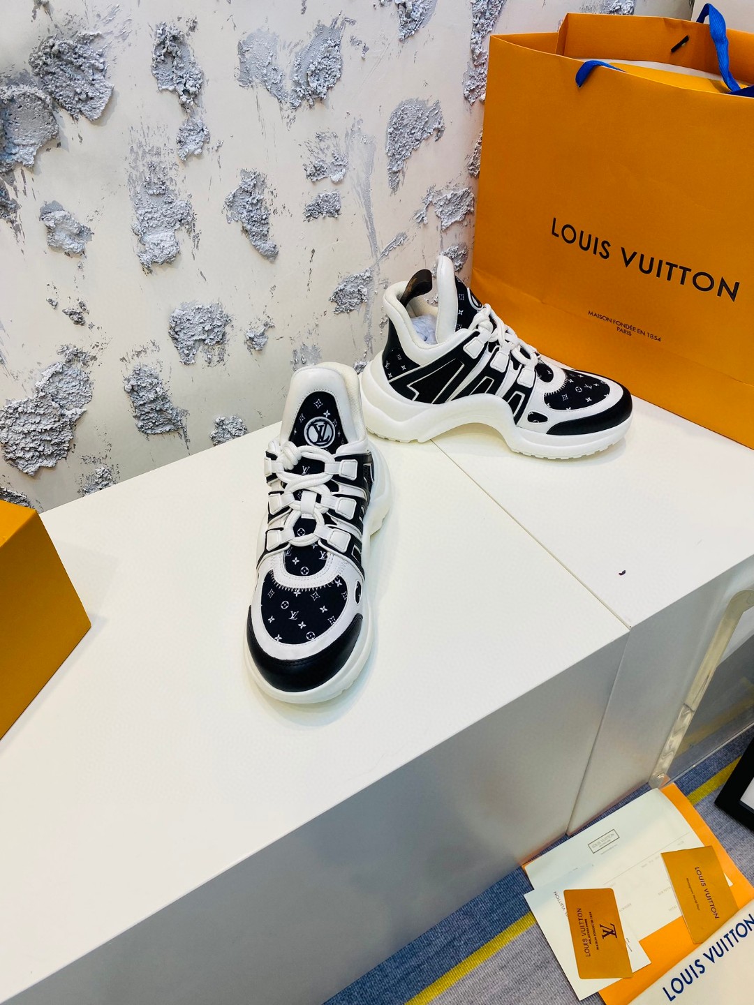 Louis Vuitton Cruise Archlight black white