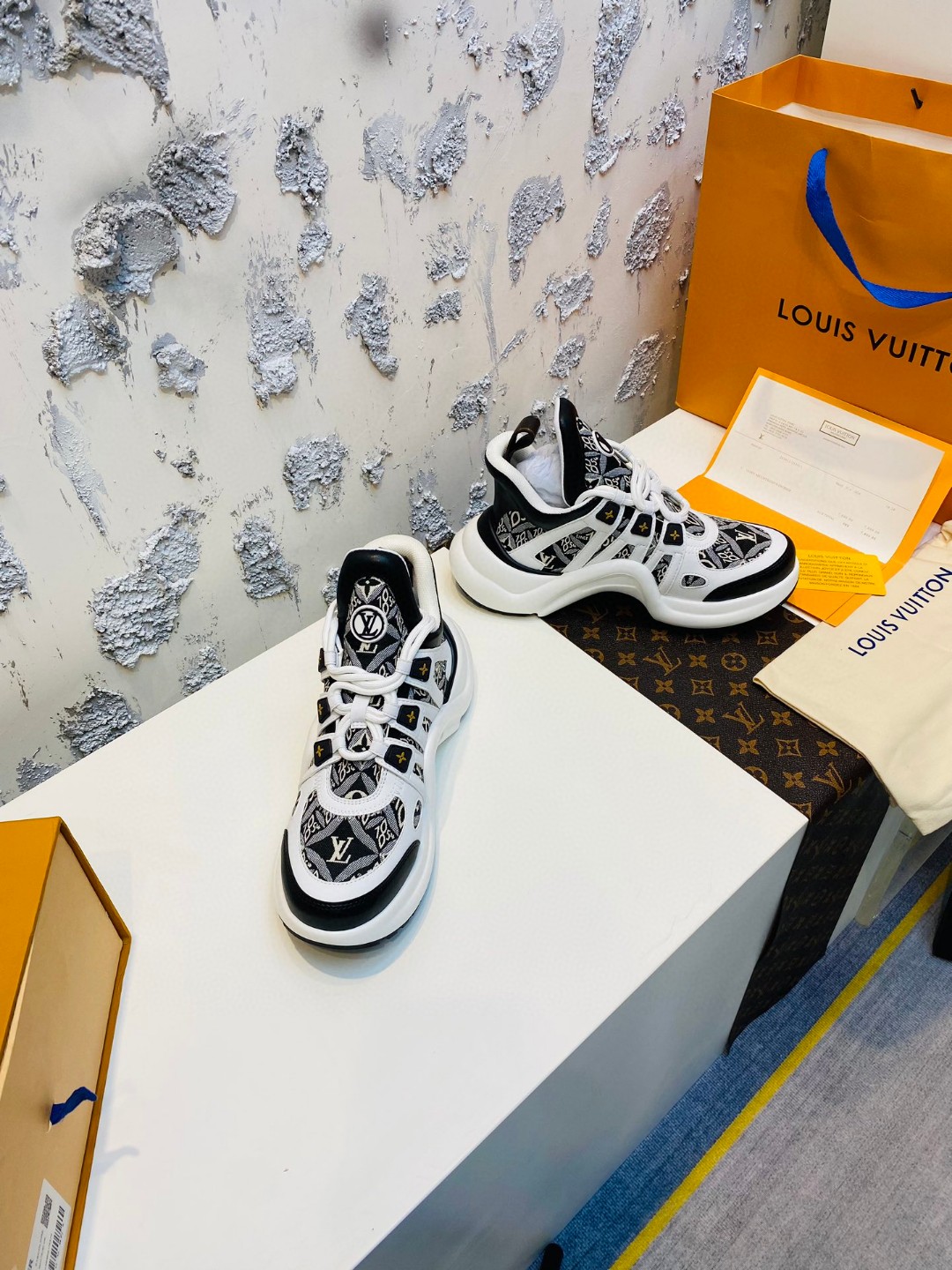 Louis Vuitton Cruise Archlight white black grey