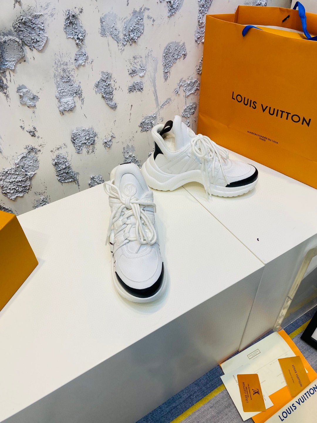 Louis Vuitton Cruise Archlight logo white black