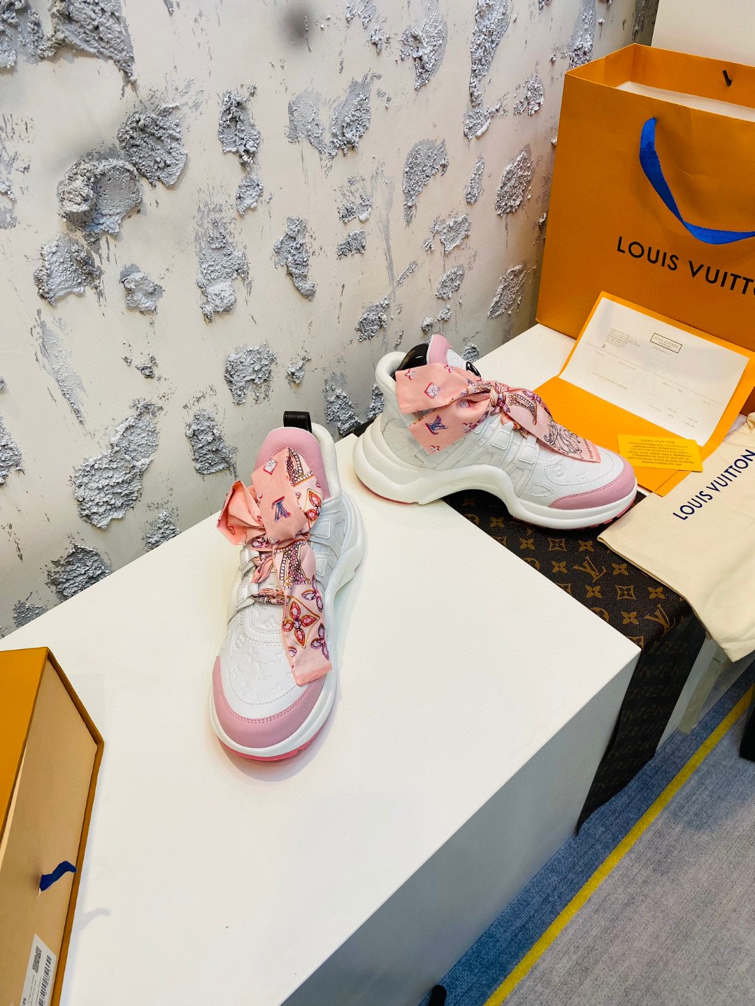 Louis Vuitton Cruise Archlight silk ribbon white pink