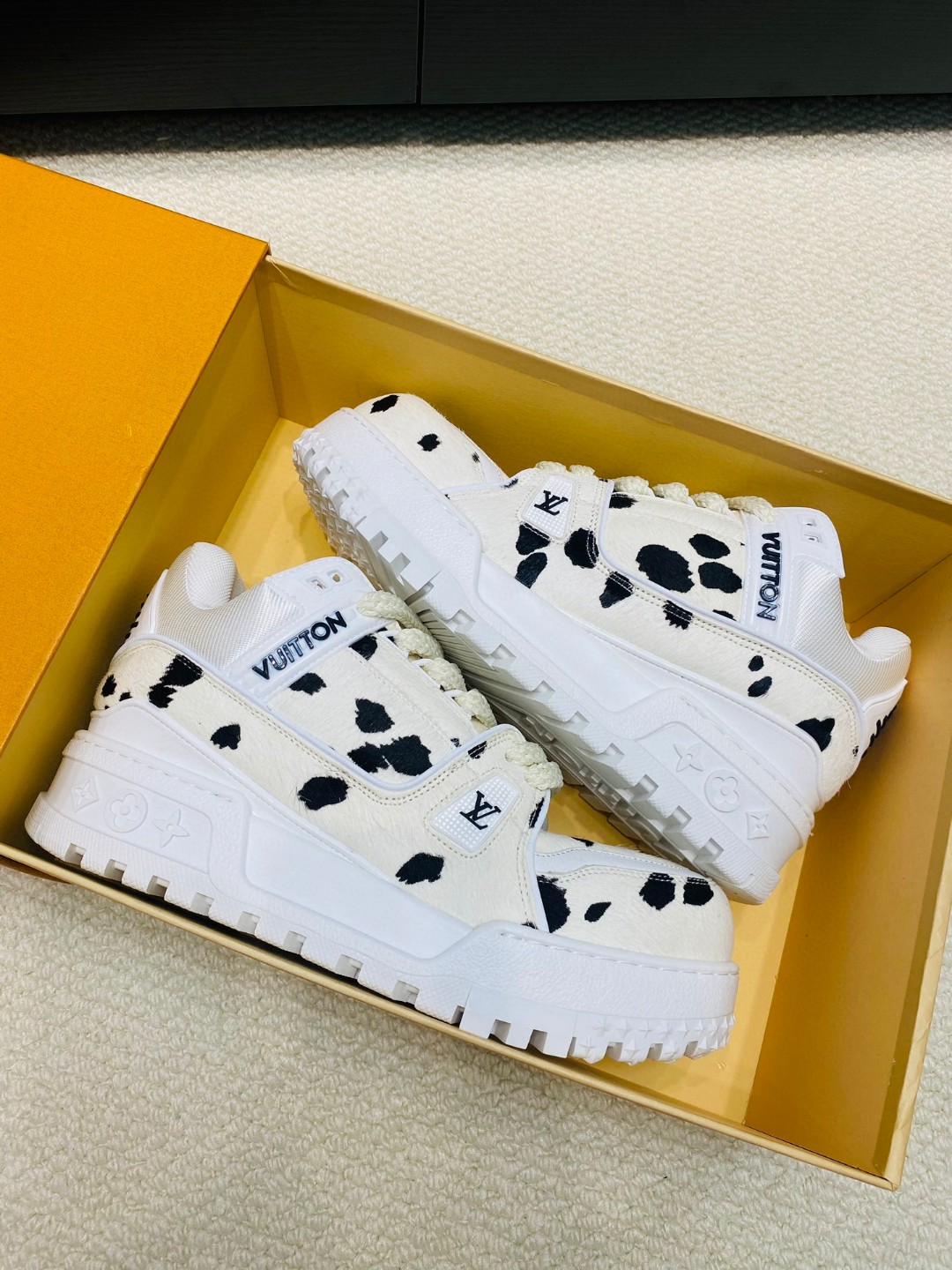 Louis Vuitton Trainer Punctate sneakers white black