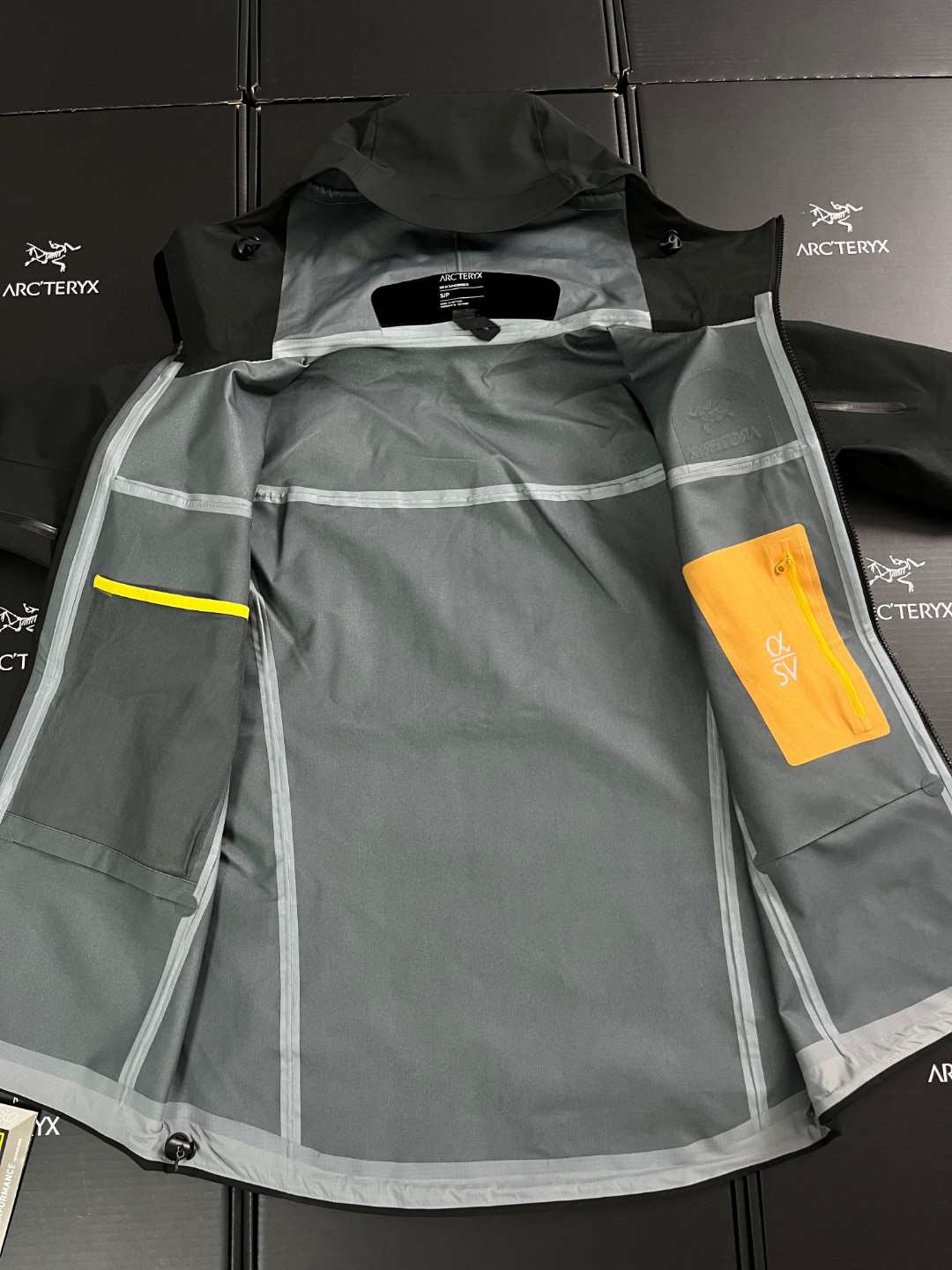 Arcteryx | Alpha Sv6 GORE-TEX Pro |  Jacket Black gold