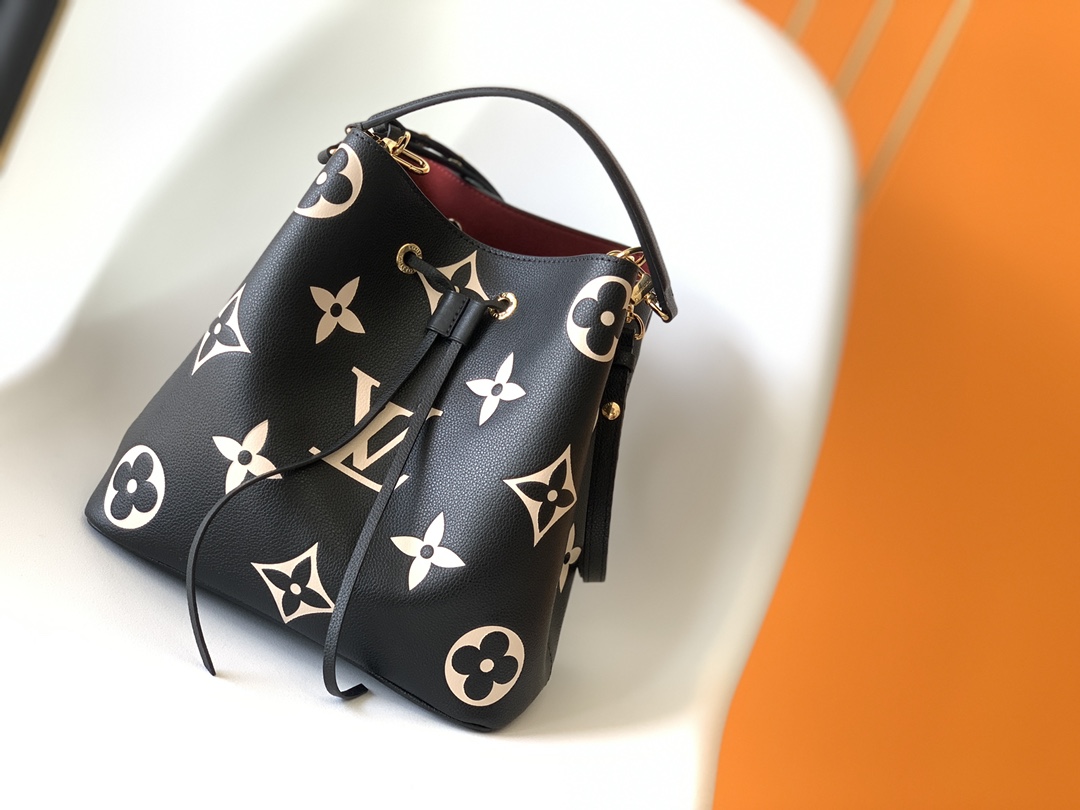 Louis Vuitton Noe Bucket Bag medium black