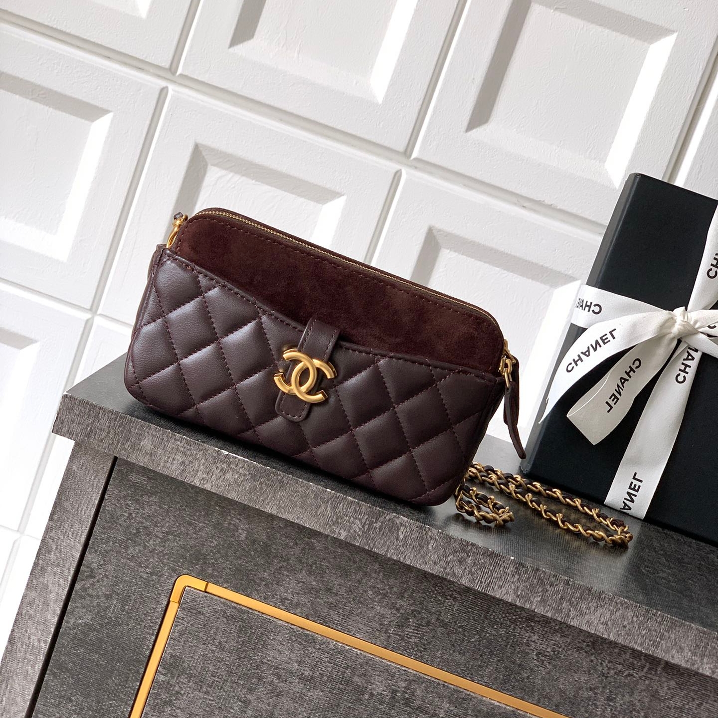 Chanel 25A zipped phone holder with chain bag Brown