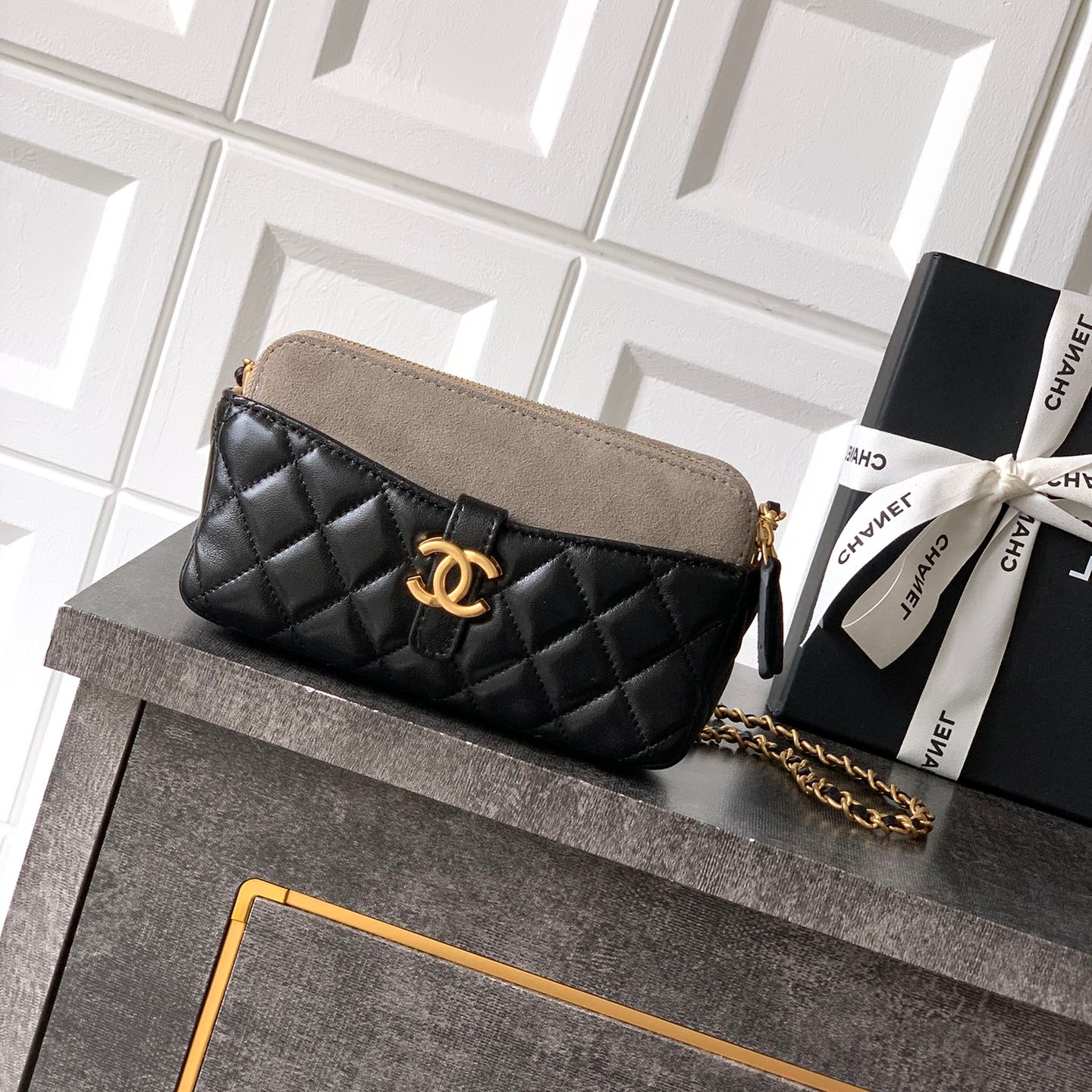 Chanel 25A zipped phone holder with chain bag Grey