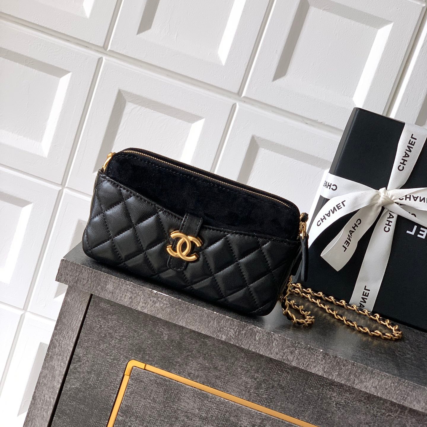 Chanel 25A zipped phone holder with chain bag Black