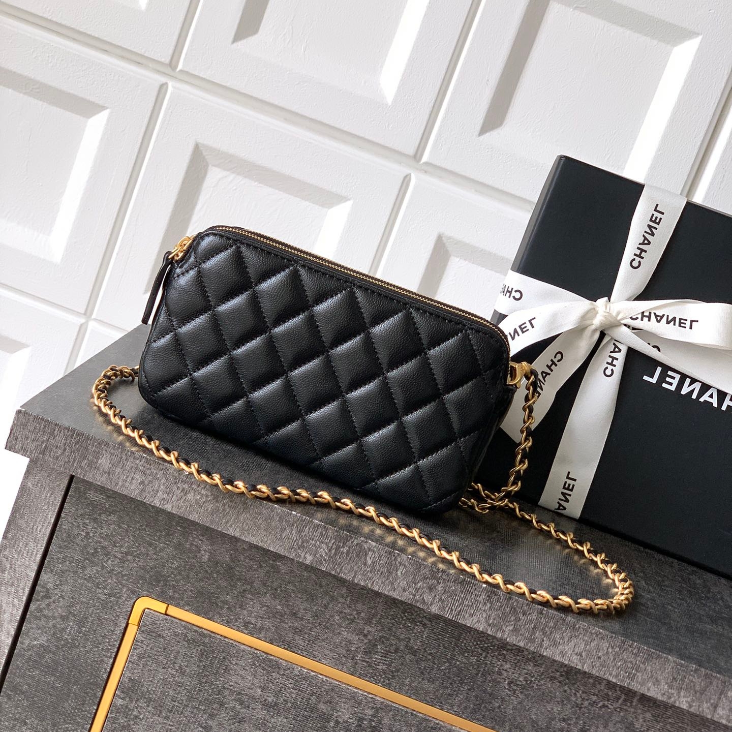 Chanel 25A zipped phone holder with chain bag Black