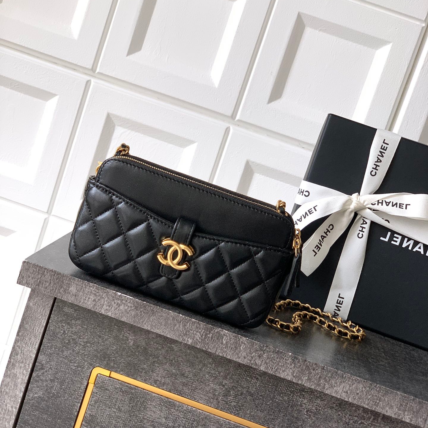 Chanel 25A zipped phone holder with chain bag Black sheepskin