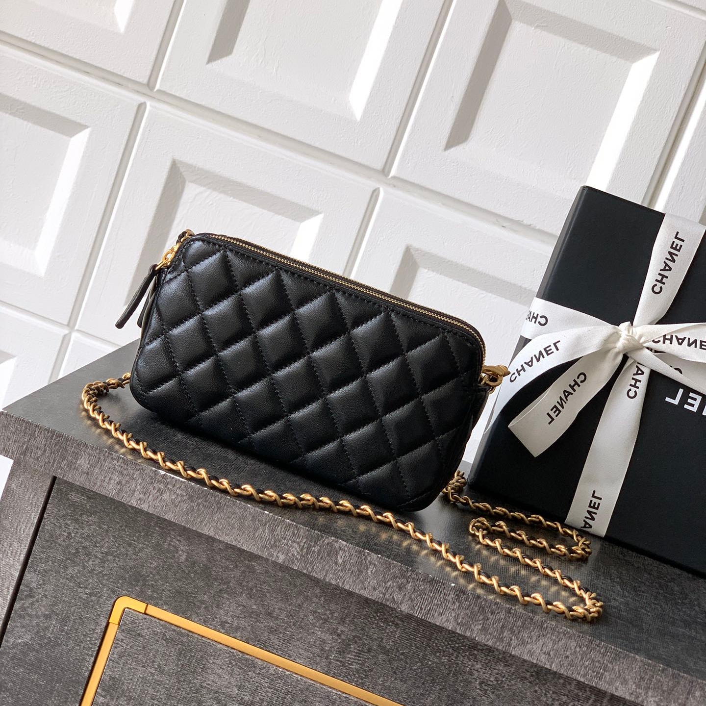 Chanel 25A zipped phone holder with chain bag Black sheepskin