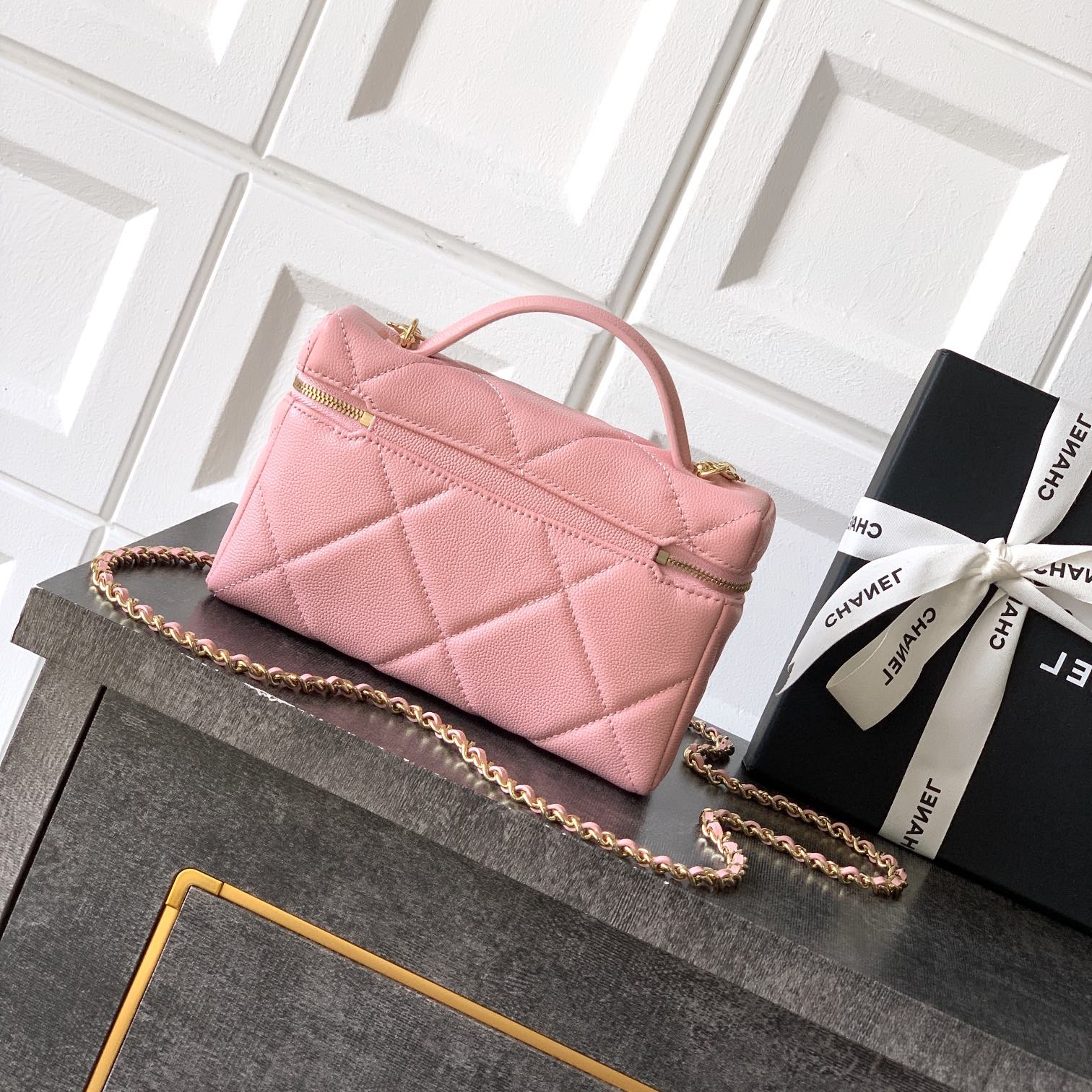 Chanel 25K vanity with chain bag Pink