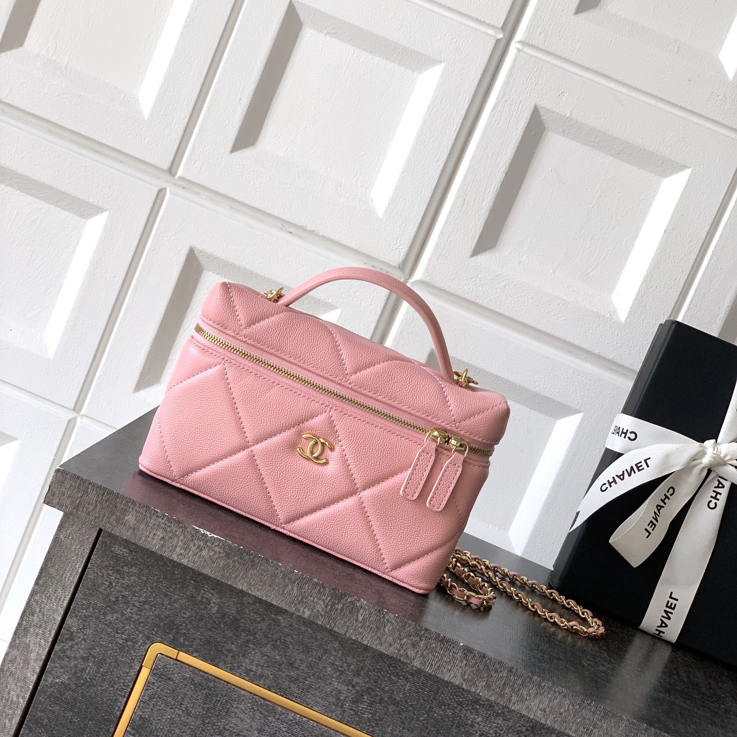 Chanel 25K vanity with chain bag Pink