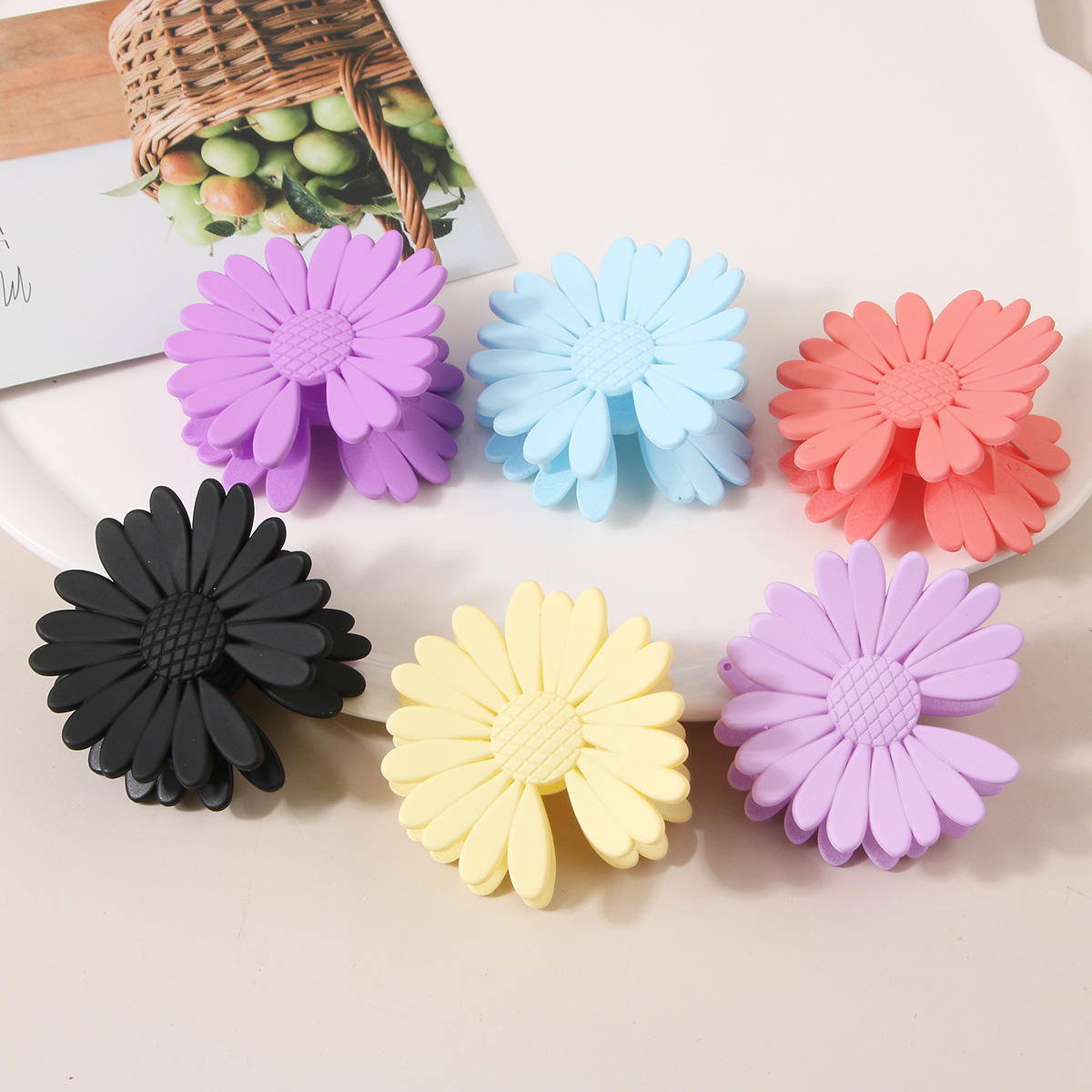 New Fashion Korean Unique Daisy Hair Claw Small Plastic Flower Hair Clips Accessory for Daily Hair Decoration