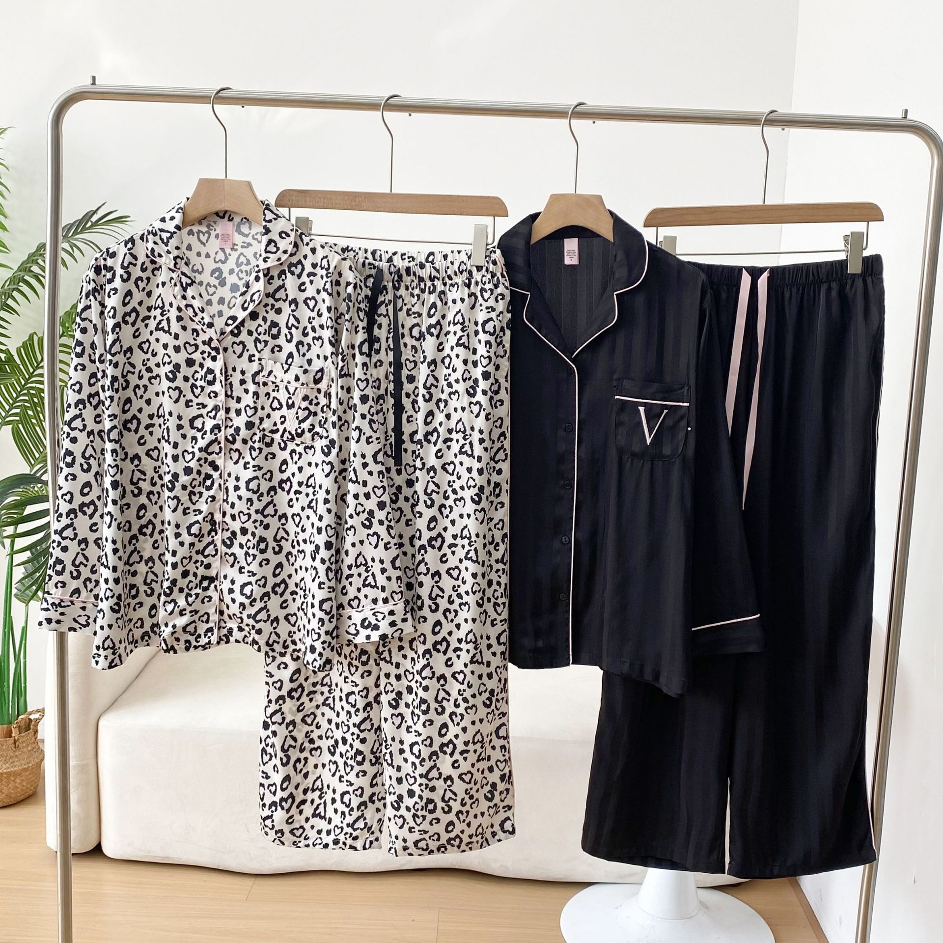 2025 New Arrival Bestseller: Ice-Silk Leopard Print Lightweight Long-Sleeve Top & Pants Set for Women Comfortable Loungewear Set for Home & Casual Wear