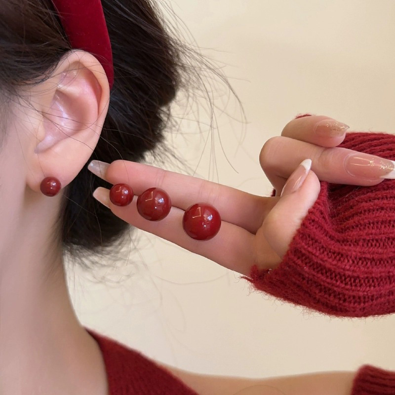 Sweet and versatile burgundy bean pearl earrings. Autumn and winter new burgundy high-end temperament silver needle earrings