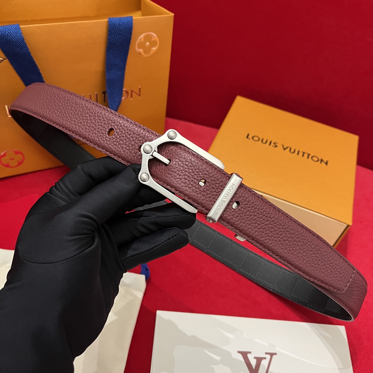 Louis Vuitton fashionable belt red!