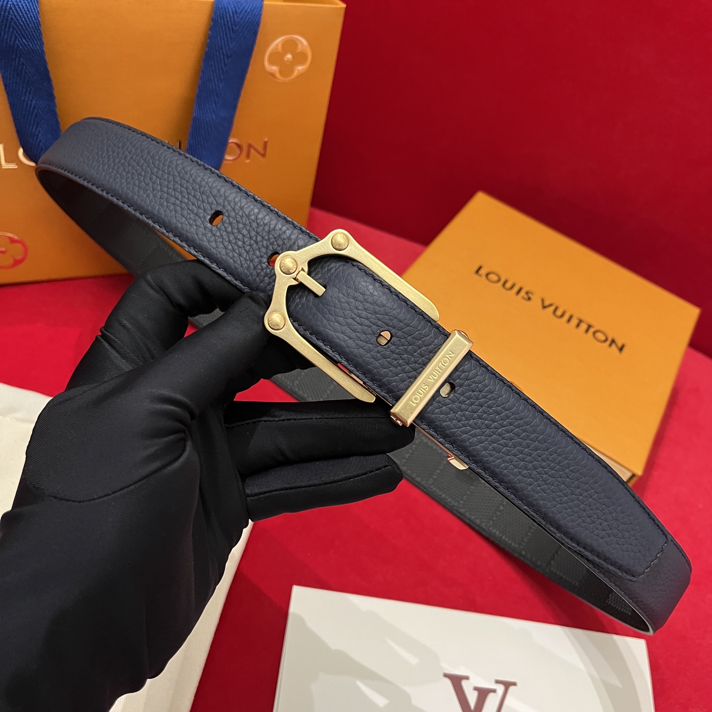 Louis Vuitton fashionable men's belts