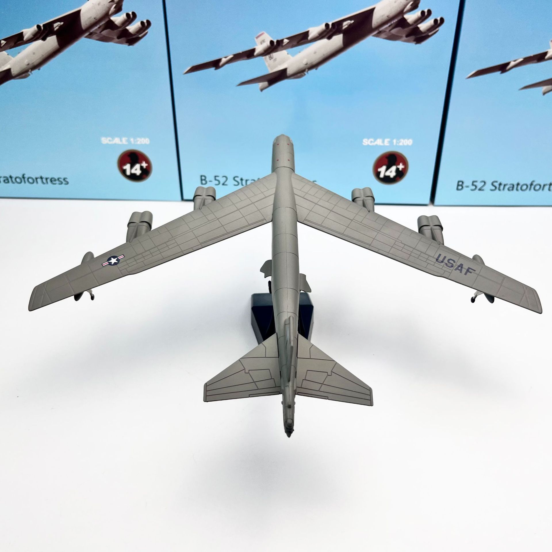 1/200 B52 B-52 Military Aircraft Stratum of Temperature Fortress Remote Strategy Bomber Model Ornament