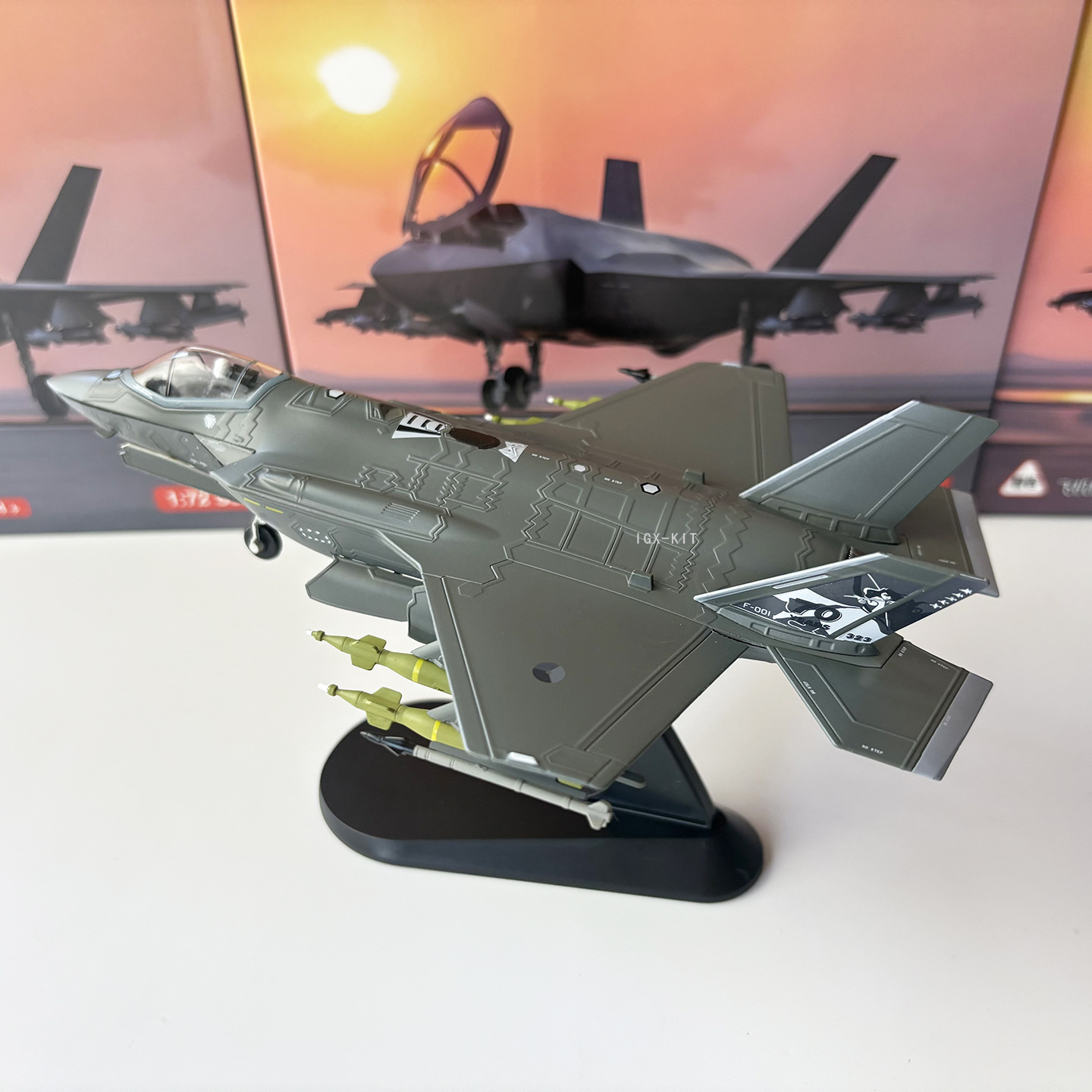 1/72 Scale American F-35A Stealth Fighter “F35 Huntress” Beast Mode Simulated Aircraft Finished Model