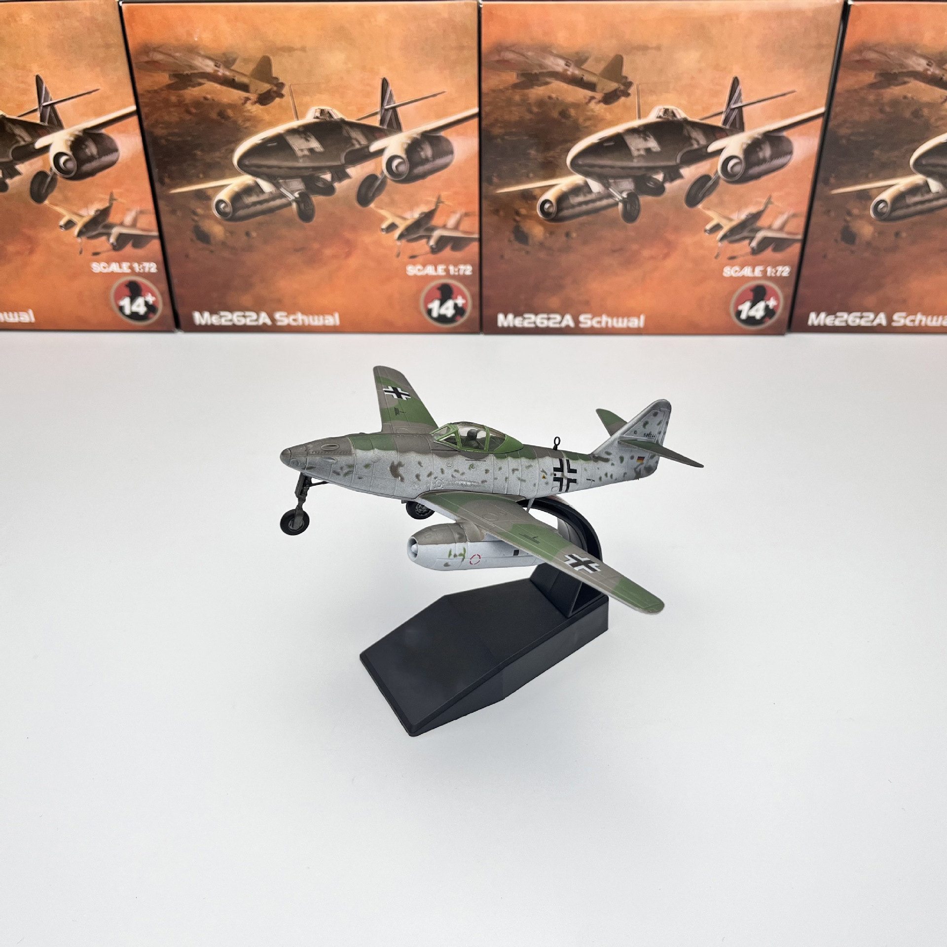 1/72 WWII Messerschmitt Me262 Jet Fighter Finished Aircraft Model Decoration Old Version