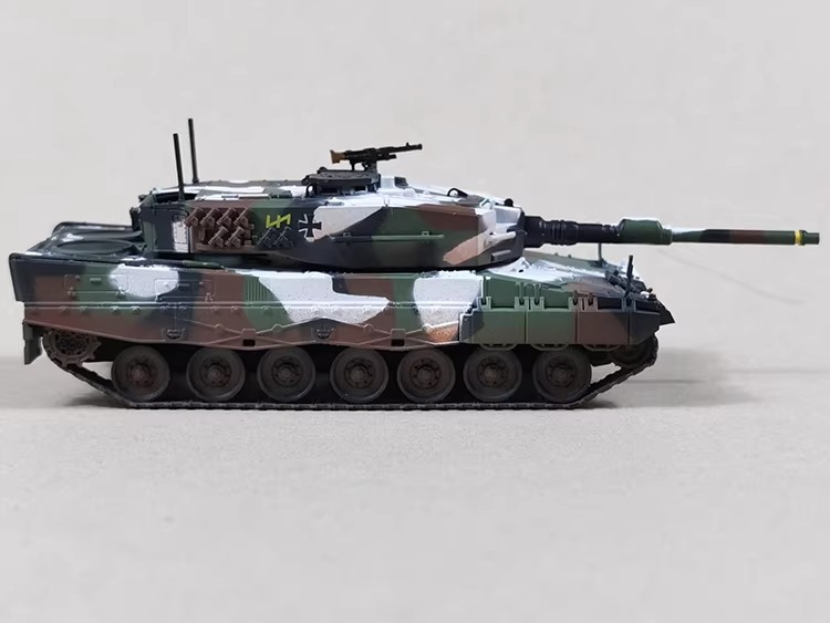 krauss-maffei, german army, cold war tank, 120mm gun, nato armor, snow coating, military hobby, 1/72 scale tank