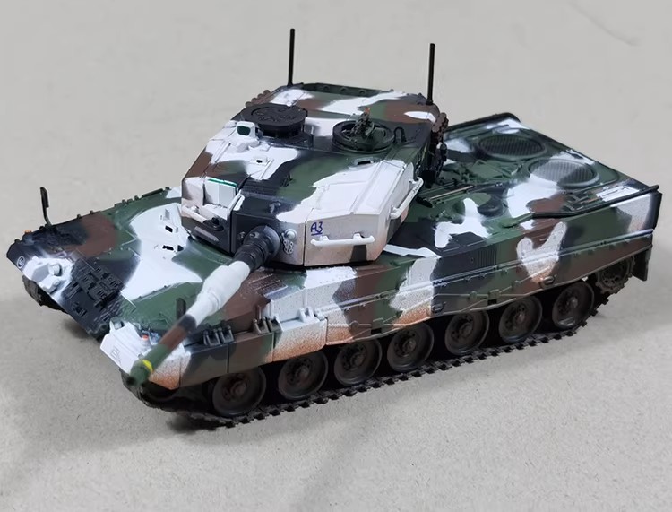 krauss-maffei, german army, cold war tank, 120mm gun, nato armor, snow coating, military hobby, 1/72 scale tank