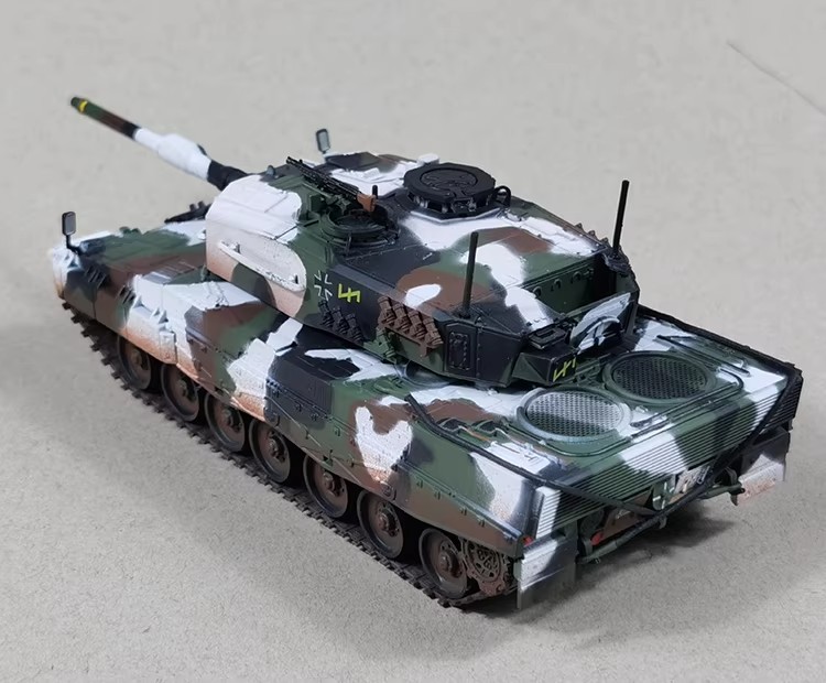 krauss-maffei, german army, cold war tank, 120mm gun, nato armor, snow coating, military hobby, 1/72 scale tank