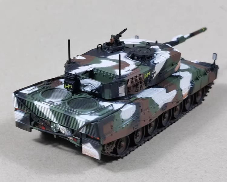 krauss-maffei, german army, cold war tank, 120mm gun, nato armor, snow coating, military hobby, 1/72 scale tank