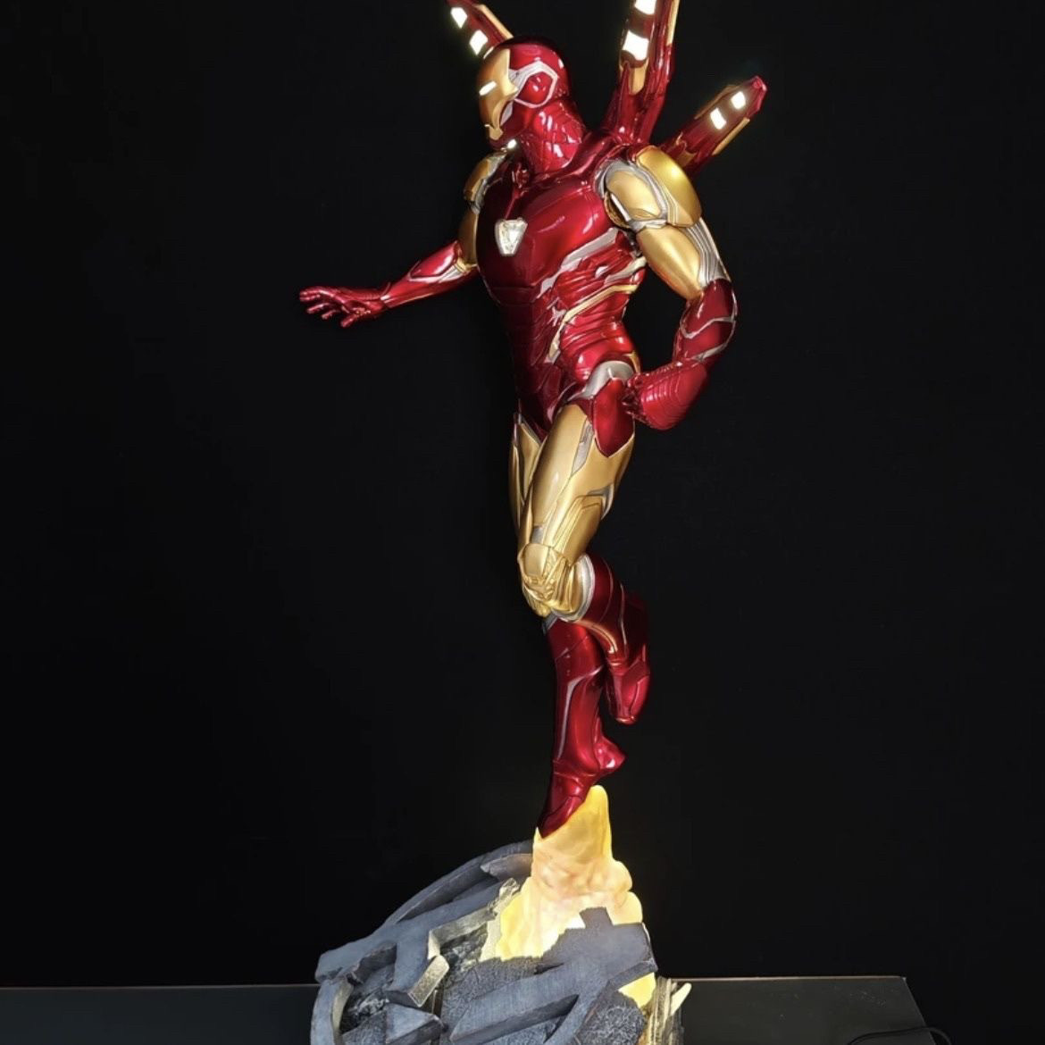 Avengers: Endgame Iron Man Mark 85 Battle Damaged Resin Statue