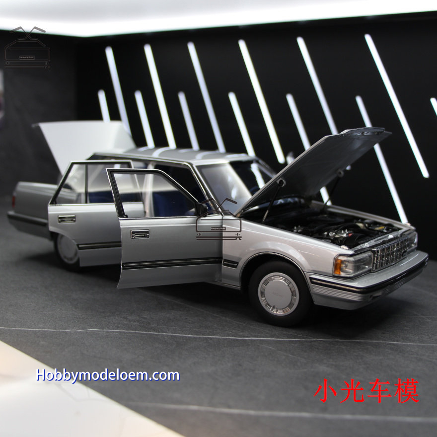 Xiaoguang 1:18 Toyota Crown MS122 Alloy Fully Open Car Model