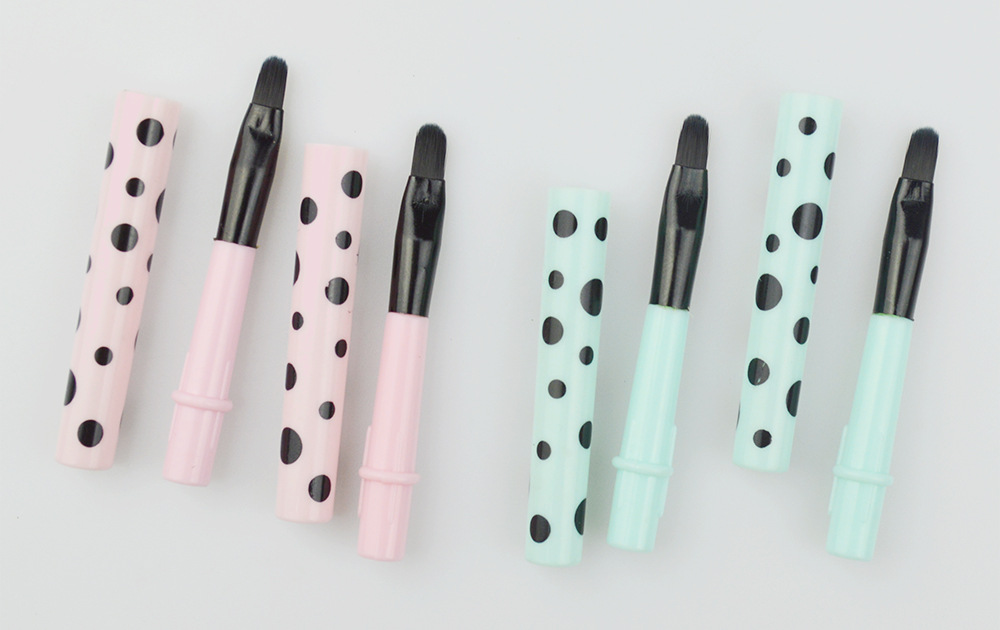 4 Colors to Choose Portable Mini Lip Brush Makeup Brush Lipstick Brush Tool with lid