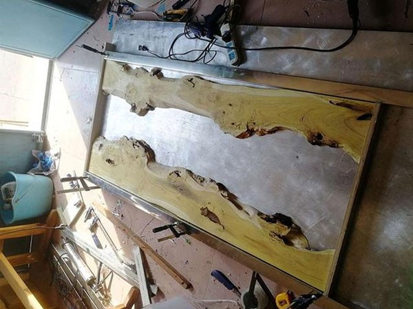 Epoxy resin wood river table filling material and making method