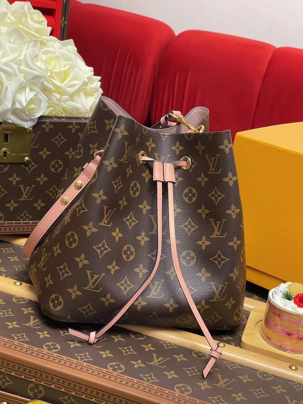 Large capacity presbyopia bucket bag