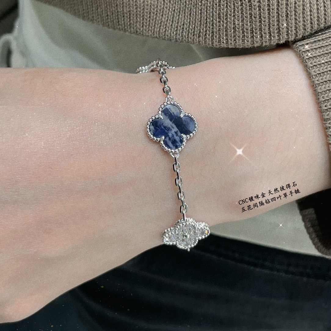 Four-leaf clover bracelet