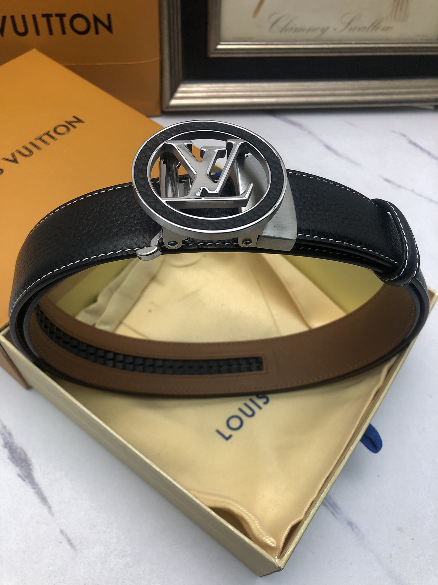 Automatic buckle cowhide belt