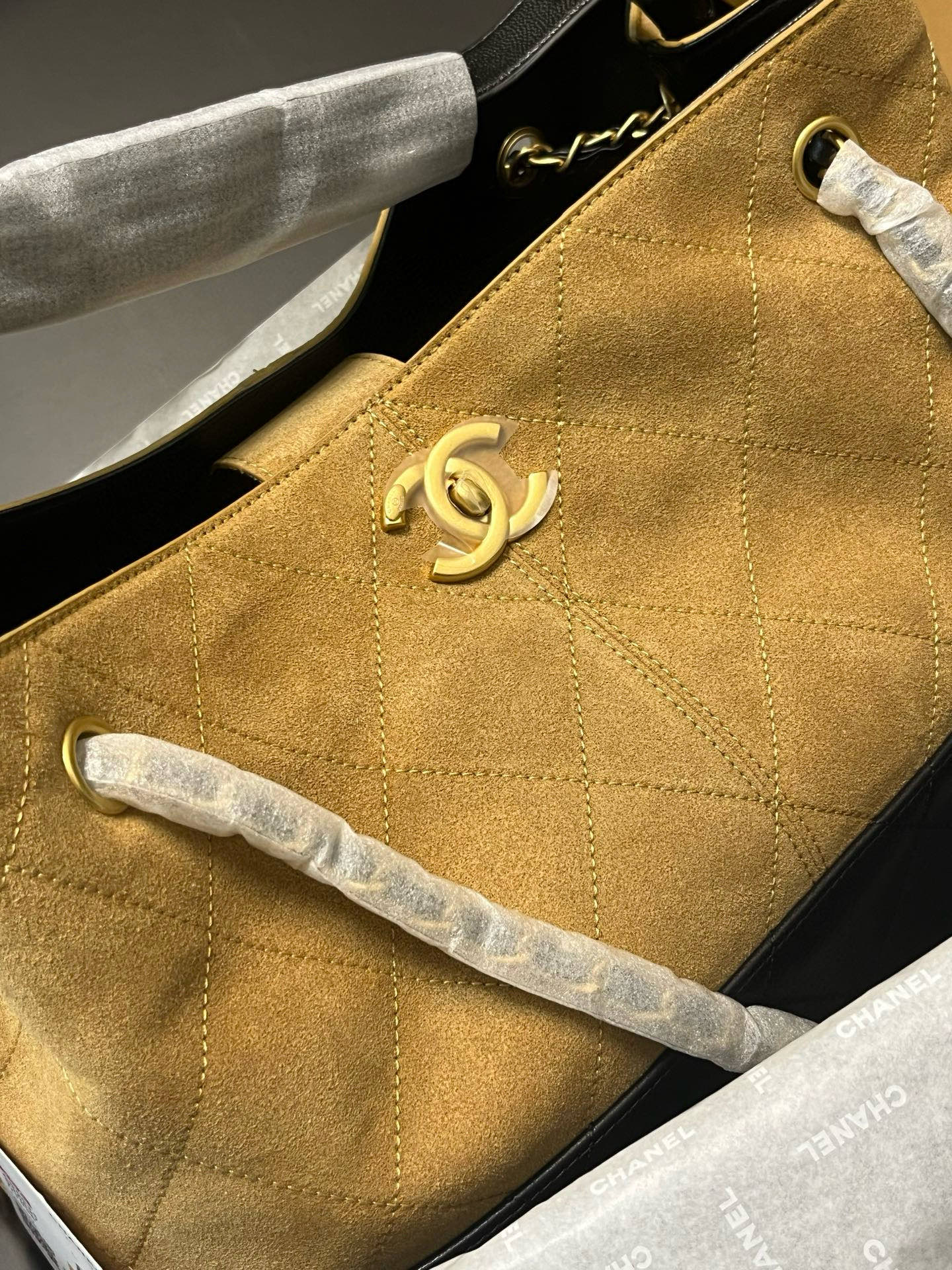 Large capacity leather bag