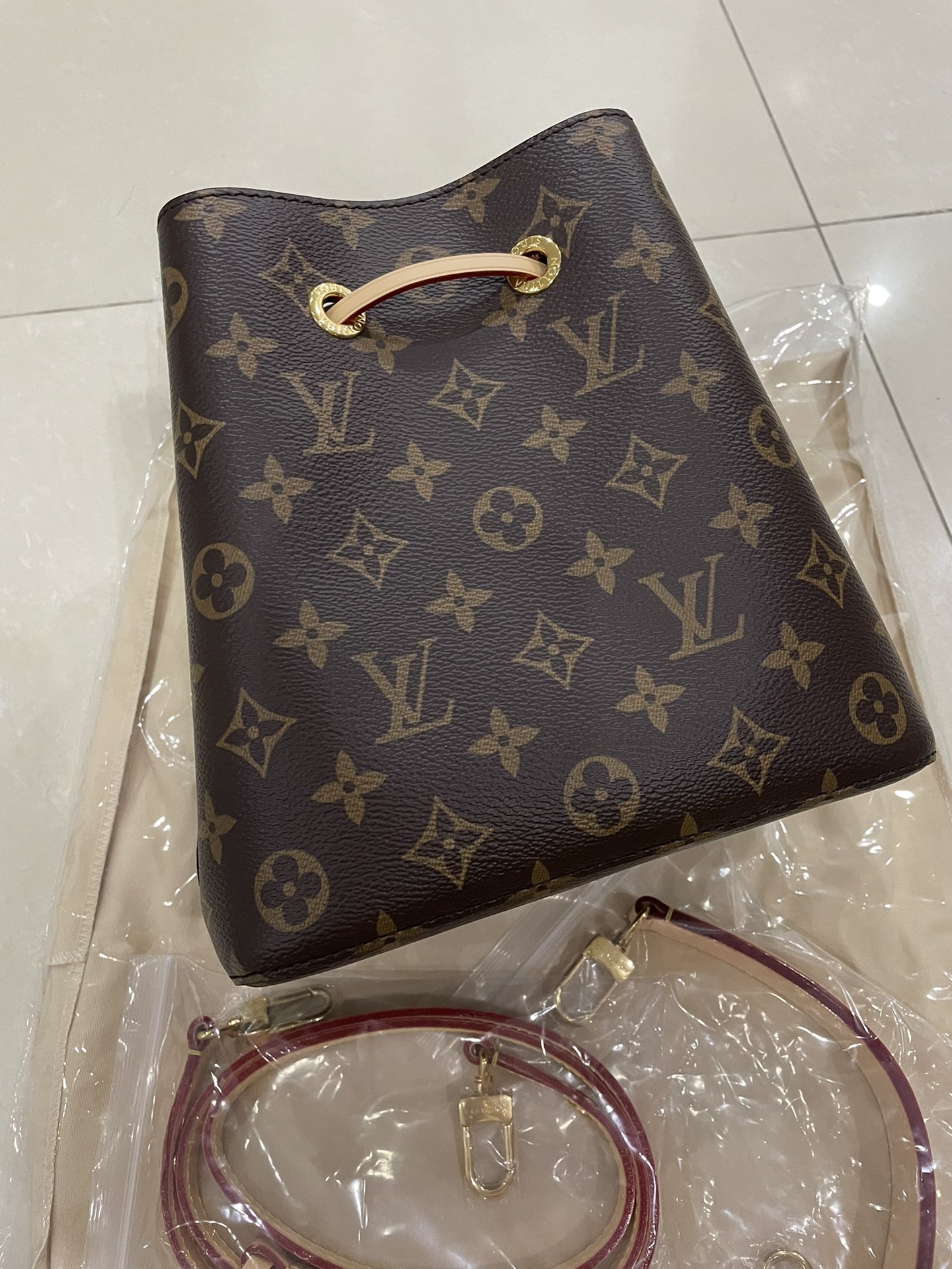 Classic presbyopia bucket bag