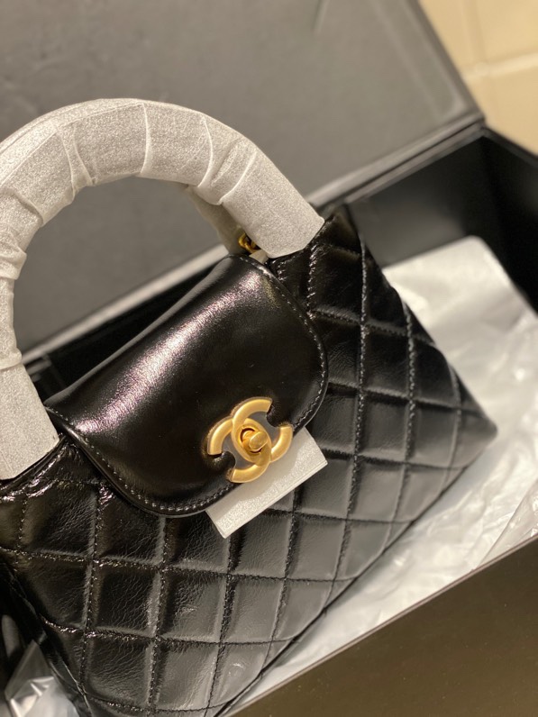 Three-dimensional oil wax leather handbag